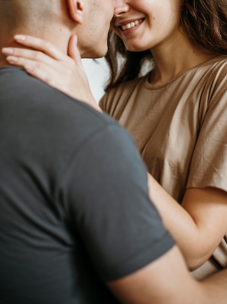 Romantique jeune couple amoureux