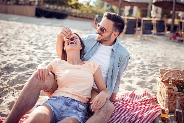 Romantique jeune couple sur la plage