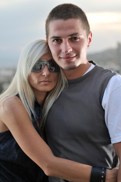 romantique urbain jeune couple en plein air