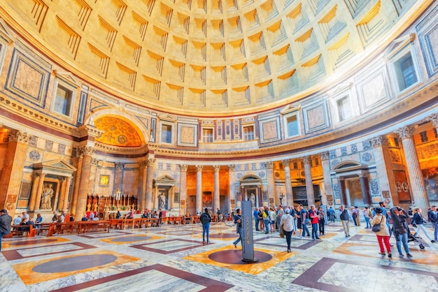 Photo rome italie le 09 mai 2017 à l'intérieur de l'intérieur du panthéon est un ancien temple romain maintenant une église à rome avec les touristes italie