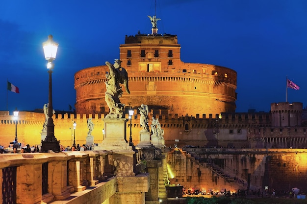 Rome, Italie - 14 octobre 2016 : Château de Saint Ange et Ponte Sant Angelo Pont sur le Tibre, à Rome en Italie. Il est aussi appelé le pont d'Hadrien. Illuminé tard le soir