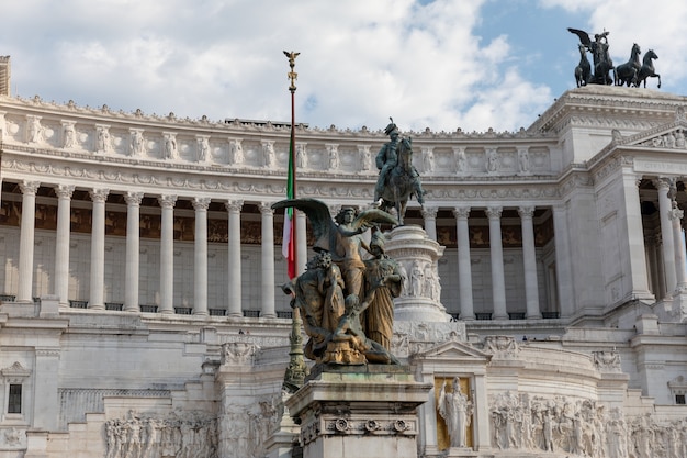 Rome, Italie - 19 juin 2018 : Gros plan de la façade du musée le monument Vittorio Emanuele II également connu sous le nom de Vittoriano ou Altare della Patria sur la Piazza Venezia à Rome. Jour d'été et ciel bleu