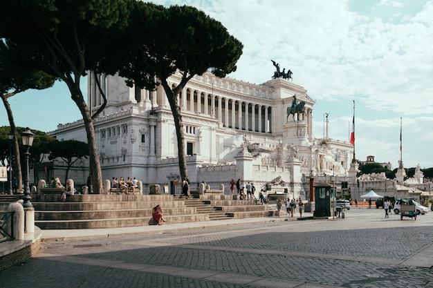 Rome, Italie - 19 juin 2018 : vue de face panoramique du musée le monument Vittorio Emanuele II également connu sous le nom de Vittoriano ou Altare della Patria sur la Piazza Venezia à Rome. Jour d'été et ciel bleu