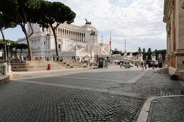 Rome, Italie - 19 juin 2018 : Vue de face panoramique du musée le monument Vittorio Emanuele II également connu sous le nom de Vittoriano ou Altare della Patria sur la Piazza Venezia à Rome. Jour d'été et ciel bleu