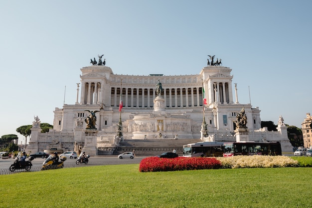 Rome, Italie - 20 juin 2018 : Vue de face panoramique du musée le monument Vittorio Emanuele II également connu sous le nom de Vittoriano ou Altare della Patria sur la Piazza Venezia à Rome. Jour d'été et ciel bleu