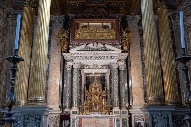 Rome, Italie - 20 juin 2018 : Vue panoramique de l'intérieur de la Basilique du Latran, également connue sous le nom de Papal Archbasilica de Saint-Jean. C'est l'église cathédrale de Rome et sert de siège du pontife romain
