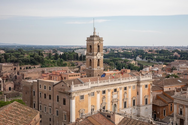 Rome, Italie - 21 juin 2018 : Vue panoramique du Palazzo Senatorio et de la ville de Rome depuis le monument Vittorio Emanuele II, également connu sous le nom de Vittoriano. Journée ensoleillée d'été et ciel bleu dramatique