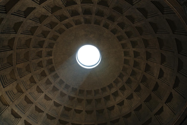 Photo rome, italie - 21 juin 2018 : vue panoramique de l'intérieur du panthéon, également connu sous le nom de temple de tous les dieux. c'est un ancien temple romain, maintenant une église à rome