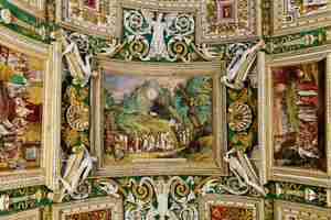 Photo rome, italie - 22 avril 2013 : intérieur de la galerie (fragment de plafond avec scènes iconographiques) du musée du vatican, cité du vatican, rome, italie
