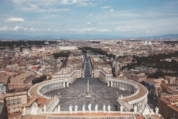 Rome, Italie - 22 juin 2018 : vue panoramique sur la place Saint-Pierre et la ville de Rome depuis la basilique papale de Saint-Pierre (Basilique Saint-Pierre). Jour d'été et les gens marchent sur la place