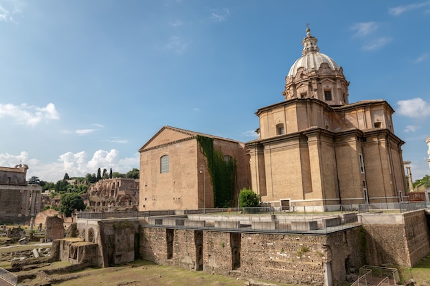 Rome, Italie - 23 juin 2018 : vue panoramique du forum de César également connu sous le nom de forum Iulium, Curia Julia (Chambre du Sénat) et église Santi Luca e Martina