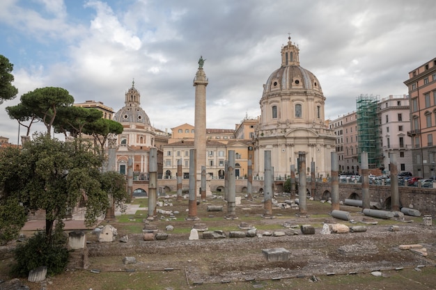 Rome, Italie - 23 juin 2018 : vue panoramique sur le Forum et la colonne de Trajan à Rome, loin de l'église du Très Saint Nom de Marie. Jour d'été et ciel bleu