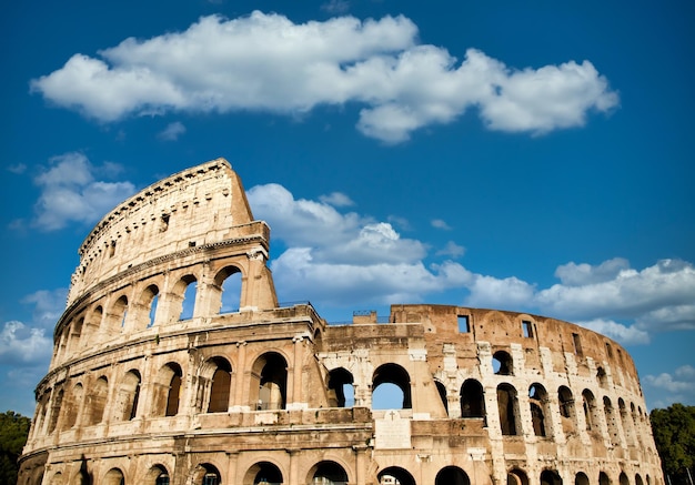 Photo rome italie arches architecture du colosseum - colosseo - extérieur avec fond bleu ciel