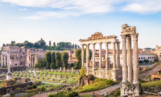 ROME, ITALIE - CIRCA AOT 2020 : lumière du lever du soleil avec ciel bleu sur l'architecture romaine antique.