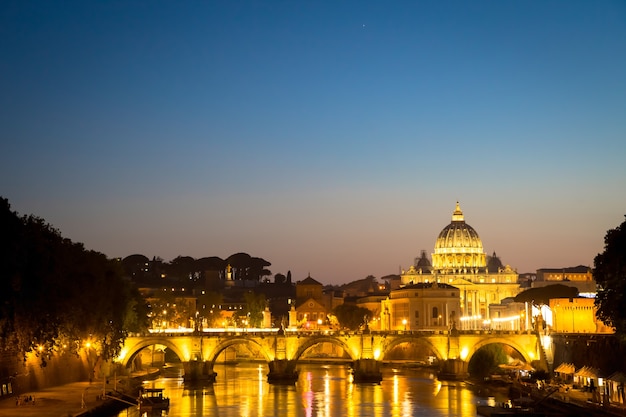 ROME, ITALIE - JUIN 2020 : panorama au coucher du soleil sur le pont du Tibre avec le dôme de la cathédrale Saint-Pierre (Vatican) en arrière-plan - Rome, Italie