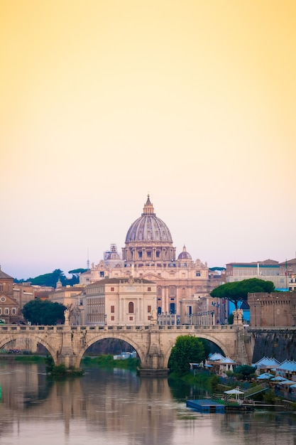 ROME, ITALIE - JUIN 2020 : panorama au coucher du soleil sur le pont du Tibre avec le dôme de la cathédrale Saint-Pierre (Vatican) en arrière-plan - Rome, Italie