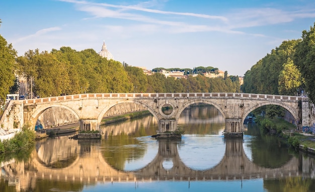 ROME ITALIE VERS AOÛT 2020 Pont sur le Tibre avec coupole de la basilique vaticane en arrière-plan et lumière du lever du soleil
