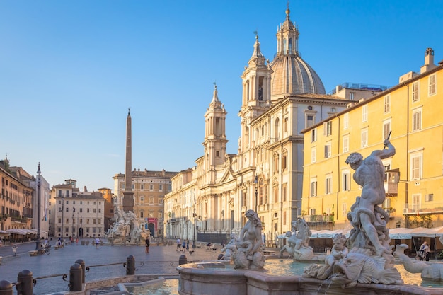 ROME, ITALIE - VERS AOT 2020 : lumière du lever du soleil sur les bâtiments de la Piazza Navona (place Navona)