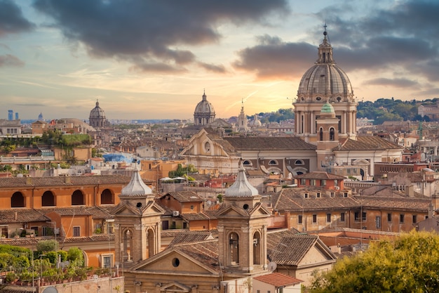 ROME, ITALIE - VERS AOT 2020 : paysage urbain panoramique avec ciel coucher de soleil et nuages