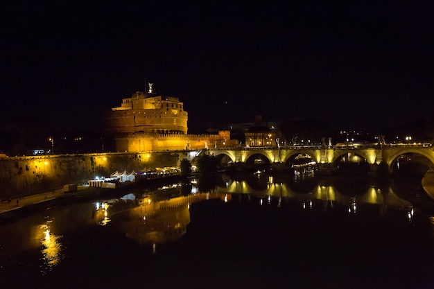 Rome, Italie. Vue de nuit sur le célèbre pont Sant Angelo et le mausolée d'Hadrien