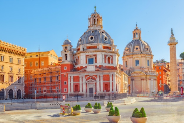 Rome l'une des plus belles villes du monde Piazza Foro Traiano Vue sur l'église SS Nome di MariaSanta Maria di Loreto andi Palazzo Valentini