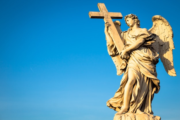 Rome, statue d'un ange sur le pont devant Castel Sant'Angelo. Conceptuel utile pour la spiritualité, le christianisme et la foi.