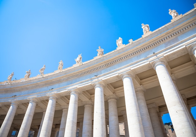 Rome, État du Vatican. Détails des colonnes de la place Saint-Pierre avec fond bleu