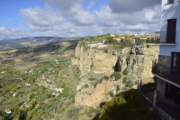 Ronda Andalousie Espagne 08 novembre 2019 Vue sur la vallée et les rochers au pied de la ville de Ronda