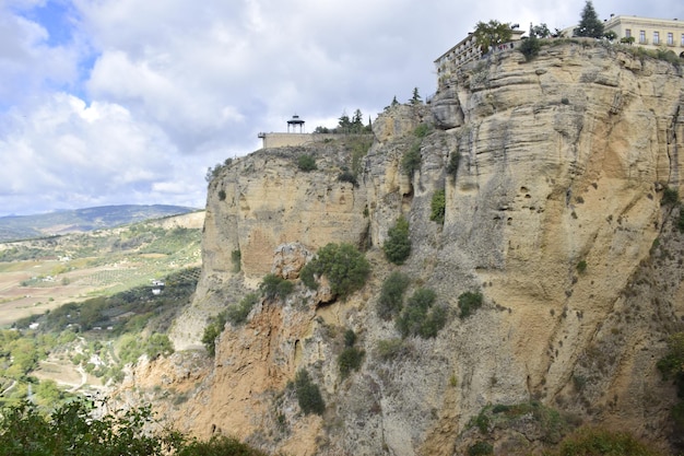 Ronda Andalousie Espagne 08 novembre 2019 Vue sur la vallée et les rochers au pied de la ville de Ronda