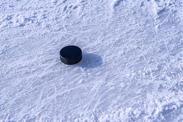 La rondelle de hockey se trouve sur le gros plan de la neige