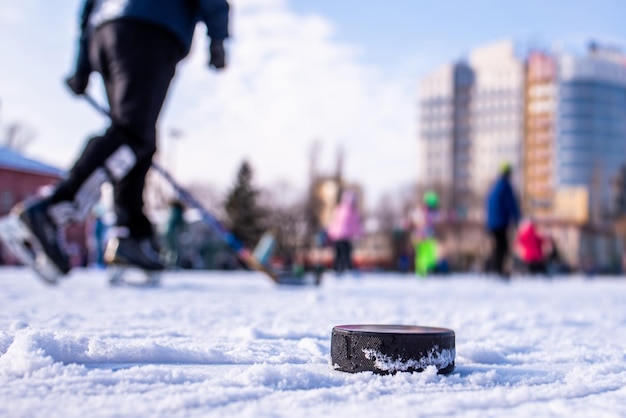 La rondelle de hockey se trouve sur la macro de neige