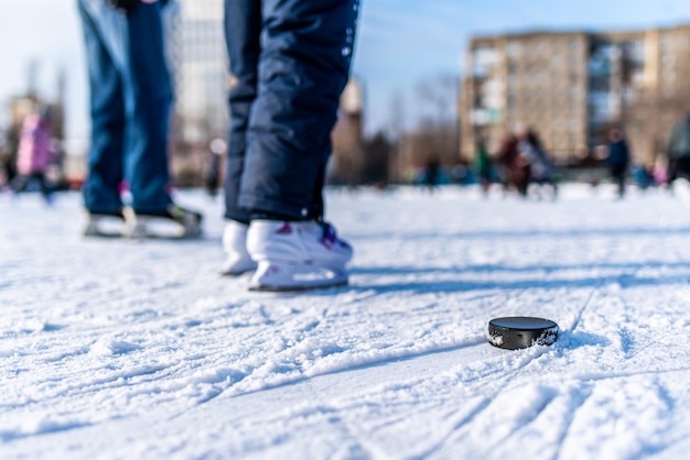 La rondelle de hockey se trouve sur la macro de neige