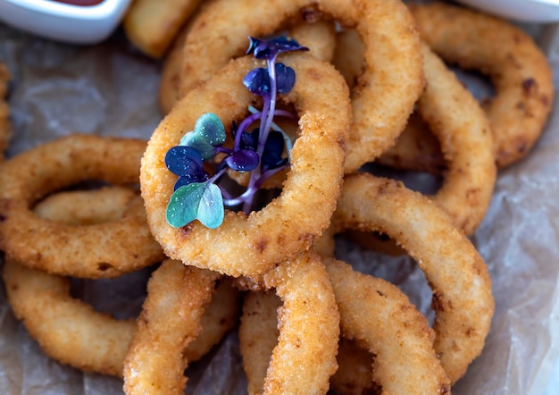 Rondelles d'oignon frites avec d'autres produits dans le café