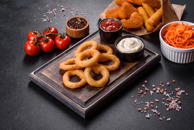 Rondelles d'oignon frites croustillantes maison avec sauce tomate