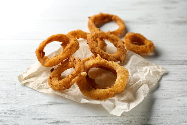 Rondelles d'oignon frites sur fond de bois