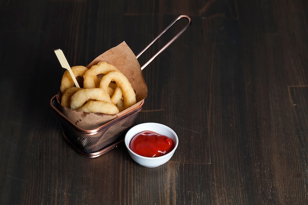 Les rondelles d'oignon frites sont utilisées comme plat d'accompagnement ou comme collation