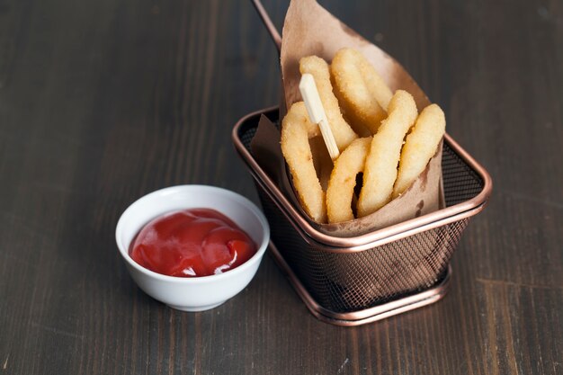 Les rondelles d'oignon frites sont utilisées comme plat d'accompagnement ou comme collation