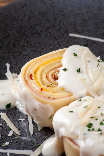 Rondelli de jambon et fromage nappé de sauce au parmesan blanc