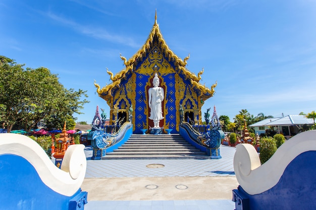 Rong Sua Ten temple avec ciel bleu