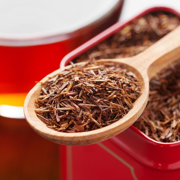 Rooibos dans une boîte de thé en gros plan