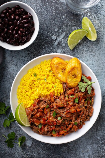 Photo ropa vieja flanc steak plat avec du riz