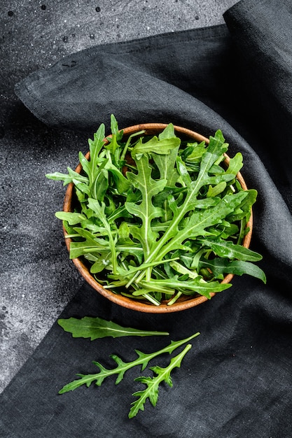 Roquette fraîche dans un bol en bois