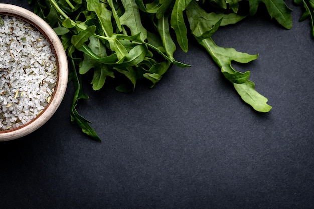 Roquette verte au sel aux herbes