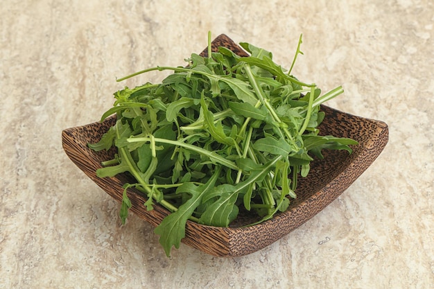 Roquette verte fraîche dans le bol