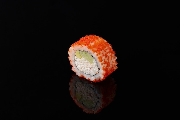 Roru avec sushi saumon sur fond noir