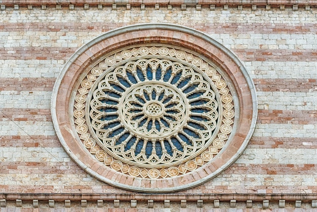 Rosace sur la façade de la Basilique médiévale de Sainte Claire à Assise Italie