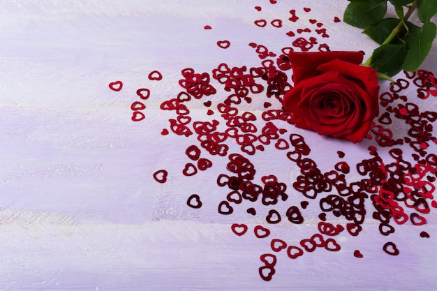 Rose de Bourgogne et symboles de la Saint-Valentin sur lilas