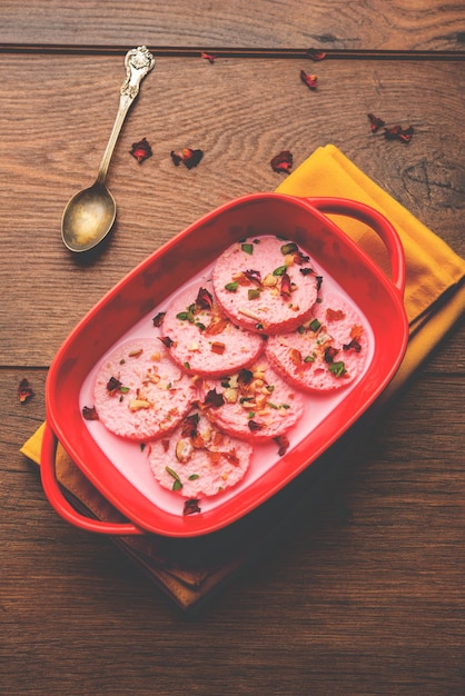 Rose Bread Rasmalai est la version modifiée du Ras malai traditionnel utilisant des tranches de pain