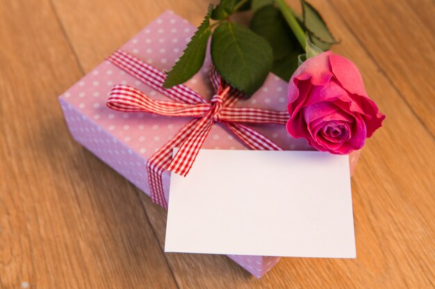 Rose enveloppé cadeau avec carte vierge et rose rose