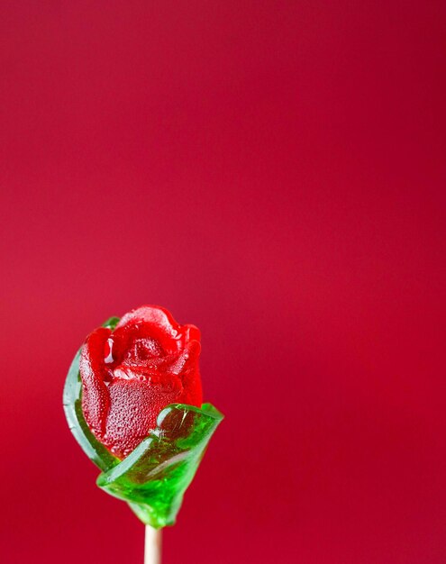 Une rose faite de bonbons à la cerise pour la Saint-Valentin